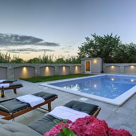 Nika Holiday home Stinjan